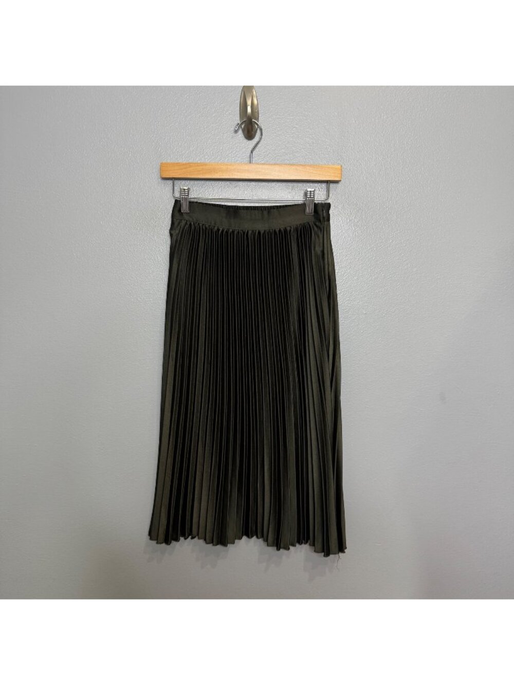 MODCLOTH polished pleated skirt in dark gray/olive size S